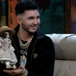 Omar Montes estuvo en 'La Resistencia' y regaló una muñeca a David Broncano.