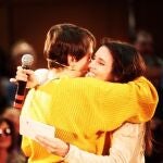 Teresa Arevalo, la asesora que habría hecho labores de niñera, abraza a Irene Montero.