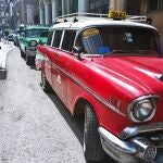 Fotografía que muestra varios autos clásicos utilizados como taxis , en La Habana