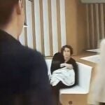 Teresa Arévalo, una de las asesoras de la ministra de Igualdad, con la hija menor de Irene Montero en brazos