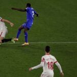 El delantero argentino Lucas Ocampos (i), del Sevilla, es pisado por Dakonam Djené, del Getafe, causándole una lesión por la que fue retirado en camilla