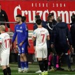 Julen Lopetegui (i), entrenador del Sevilla, y José Bordalás (d), entrenador del Getafe, se cruzan reproches tras ser expulsados.