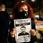 Una mujer sostiene un cartel contra el encarcelamiento de Pablo Hasel, durante una manifestación en apoyo a este poeta y rapero, en Barcelona.