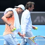 Rafael Nadal camina junto a Francis Roig durante un entrenamiento en Melbourne