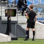 SAN SEBASTIÁN, 07/02/2021.- El colegiado Pizarro Gómez revisa el VAR durante el partido de la LaLiga Santander de fútbol disputado por la Real Sociedad y el Cádiz en el estadio Reale Arena de San Sebastián. EFE/Javier Etxezarreta