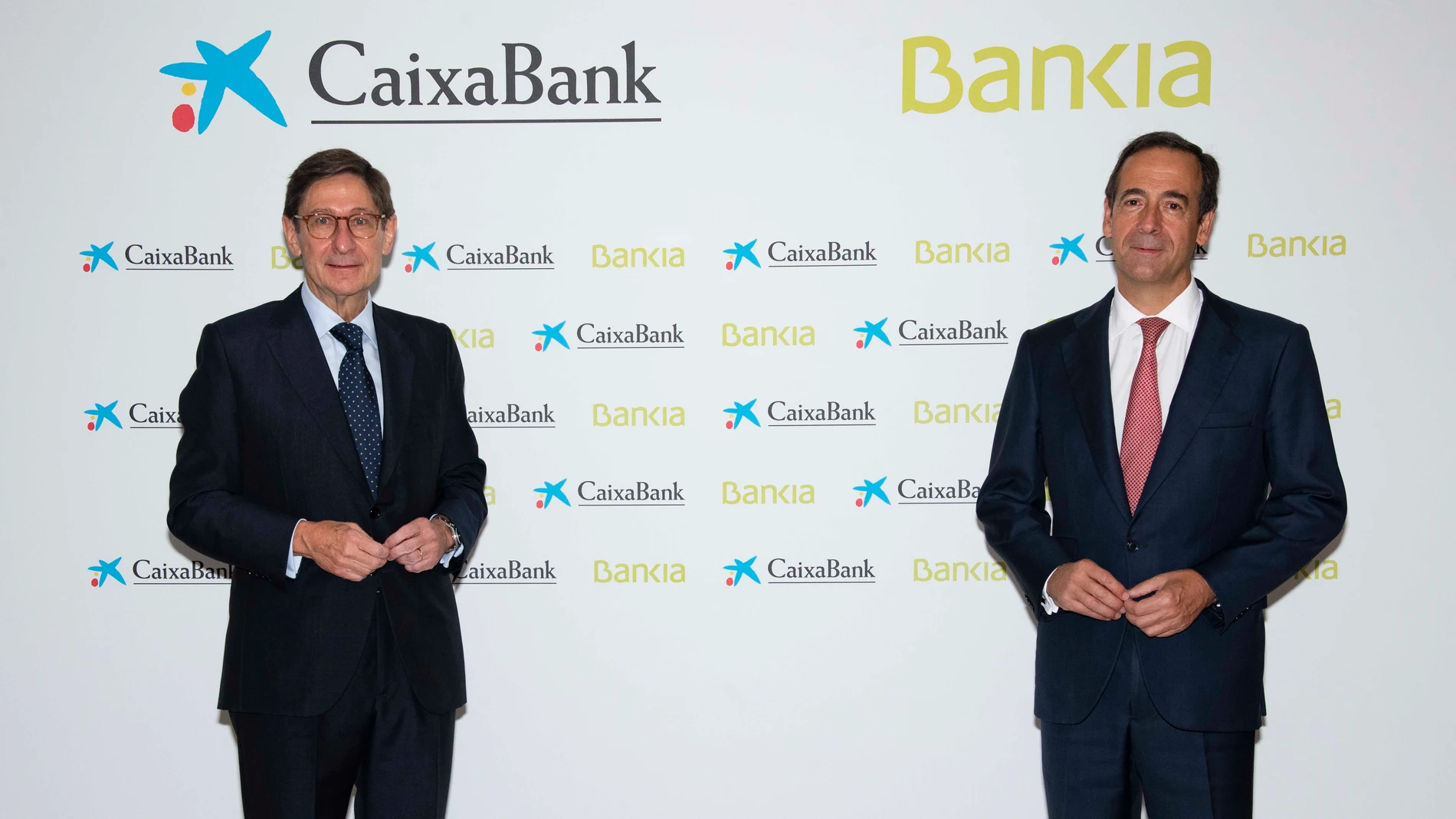 El presidente de Bankia, que será presidente ejecutivo de la nueva entidad tras la fusión con CaixaBank, José Ignacio Goirigolzarri (izqda.) y el consejero delegado de CaixaBank, que será consejero delegado del nuevo banco, Gonzalo Gortázar