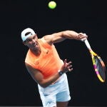 Rafa Nadal ejecuta un servicio en el Rod Laver Arena