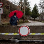 Un hombre pasea alrededor del cierre de la frontera de Rihonor/Rio de Onor en la Sierra de la Culebra (Zamora) con Portugal, en Zamora, Castilla y León (España), a 7 de febrero de 2021.