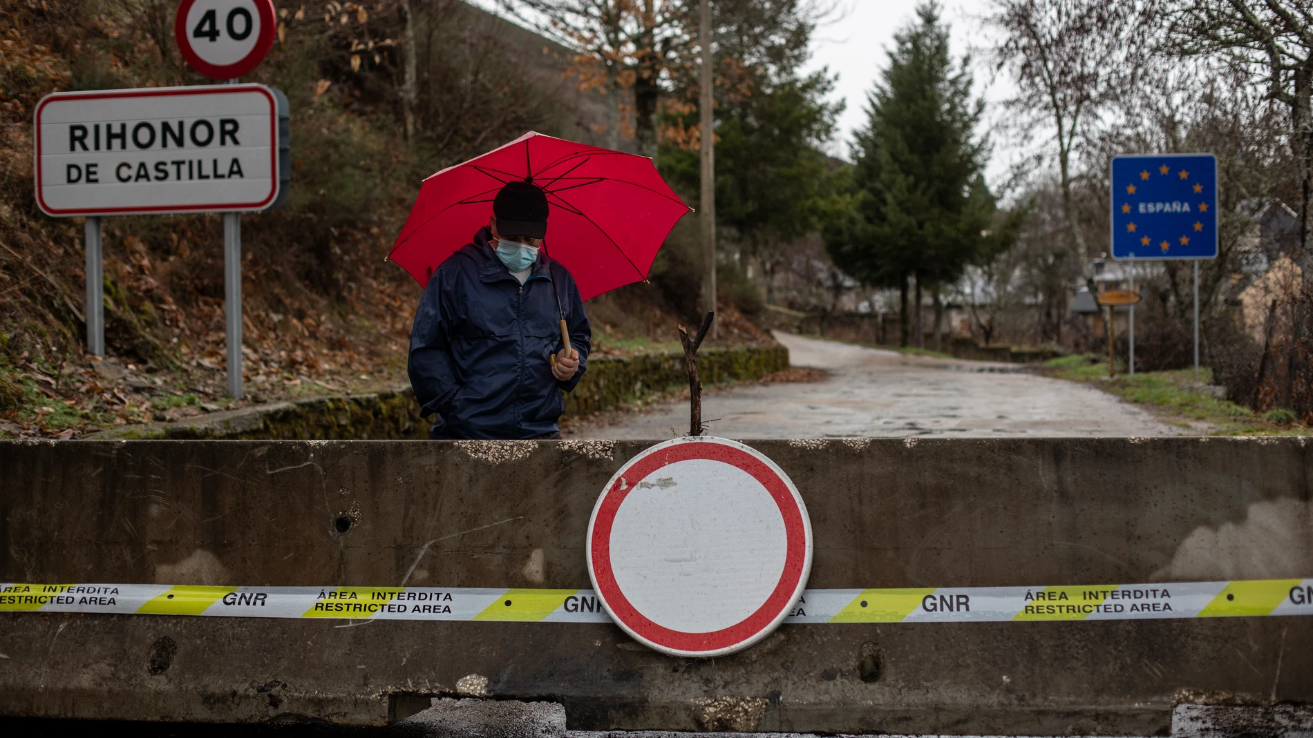 Un hombre pasea alrededor del cierre de la frontera de Rihonor/Rio de Onor en la Sierra de la Culebra (Zamora) con Portugal, en Zamora, Castilla y León (España), a 7 de febrero de 2021.