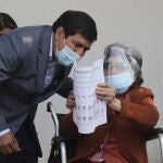 El candidato favorito, Andrés Arauz, acompaña a su abuela, Celina Galarza, a votar en Quito