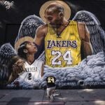 Adam Dergazarian presentando sus respetos en el mural en honor a Kobe Bryant y su hija Gianna. (AP Photo/Jae C. Hong, File)
