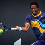 Gael Monfils golpea la pelota en su partido ante el finlandés Emil Ruusuvuori