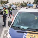 Patrullas de la Policía Local de Alicante realizan controles para garantizar que se cumple el cierre perimetral de la ciudad durante los fines de semana
