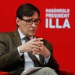 El candidato del PSC a la presidencia de la Generalitat, Salvador Illa, durante el dialogo sobre economía que ha mantenido este lunes en Barcelona con la vicepresidenta tercera del Gobierno, Nadia Calviño