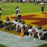Los jugadores de los Tampa Bay Buccaneers celebran una intercepción en el tercer cuarto