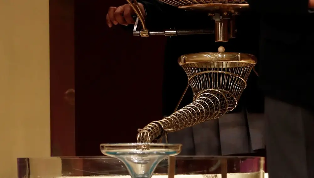 Detalle de la trompeta por donde caen las bolas a la copa para que sean recogidas por los niños durante el Sorteo Extraordinario de la Lotería de Navidad