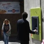 Un hombre en un cajero automático