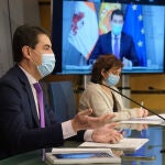 El consejero de la Presidencia, Ángel Ibáñez, junto con la directora general de Función Pública, Paloma Rivero