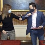 El alcalde de Burgos, Daniel de la Rosa, y la directora de la prisión burgalesa, Elena Ramos, tras firmar el acuerdo