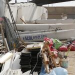 El catamarán de Alinghi está abandonado junto a otros enseres en dique seco en la Marina