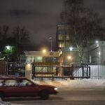 Imagen hoy exterior de la Embajada de Rusia en Estocolmo después de conocerse la expulsión de un diplomático ruso