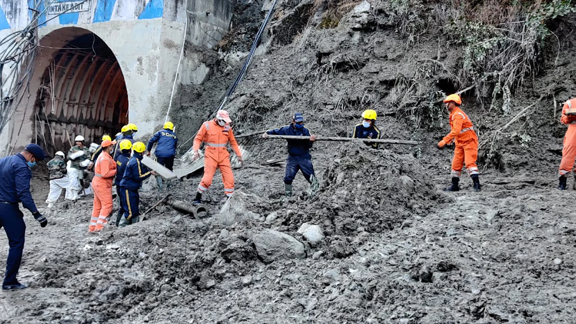 Servicios de emergencia durante el rescate a los trabajadores en uno de los proyectos hidroeléctricos en la aldea de Reni en el distrito de Chamoli