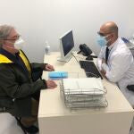 El doctor Jauregui visita a Juan Manuel cinco meses después del trasplante