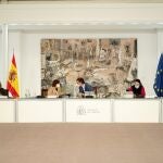 El presidente del Gobierno, Pedro Sánchez preside la reunión del Consejo de Ministros en el Palacio de la Moncloa, junto a los vicepresidentes del Gobierno
