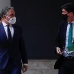 El portavoz del Gobierno andaluz, Elías Bendodo, junto al vicepresidente de la Junta, Juan Marín, antes de la rueda de prensa del Consejo de Gobierno