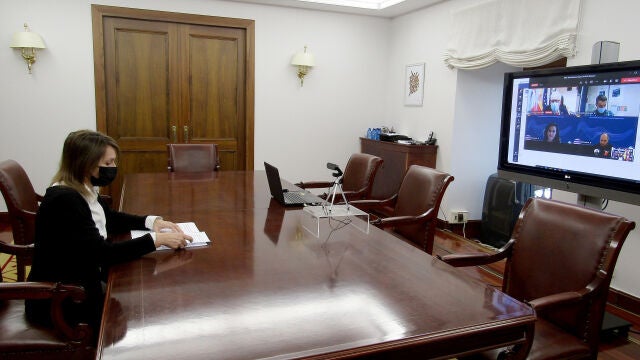 La consejera de Educación, Rocío Lucas, participa en dos talleres educativos en el Día de Internet Segura