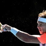 Nadal da un golpe de derecha en su partido de primera ronda del Open de Australia ante Laslo Djere