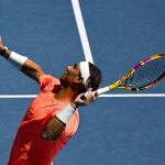 El saque es el golpe con el que Nadal sufre molestias. En la imagen, efectúa un servicio en su estreno en Australia ante Laslo Djere