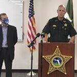 El Sheriff del Condado de Pinellas, Bob Gualtieri, habla durante una conferencia de prensa junto al alcalde de Oldsmar Eric Seidel
