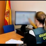 Una agente revisa los anuncios que el detenido publicaba en internet