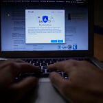 Una persona navega en Internet con un ordenador, en Madrid (España)