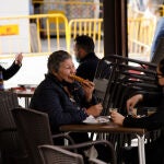 Varias personas en la terraza de un bar, en Alcantarilla
