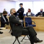 El extesorero del PP Luis Bárcenas, sentado en el banquillo durante la primera sesión del juicio de la "caja B" del PP