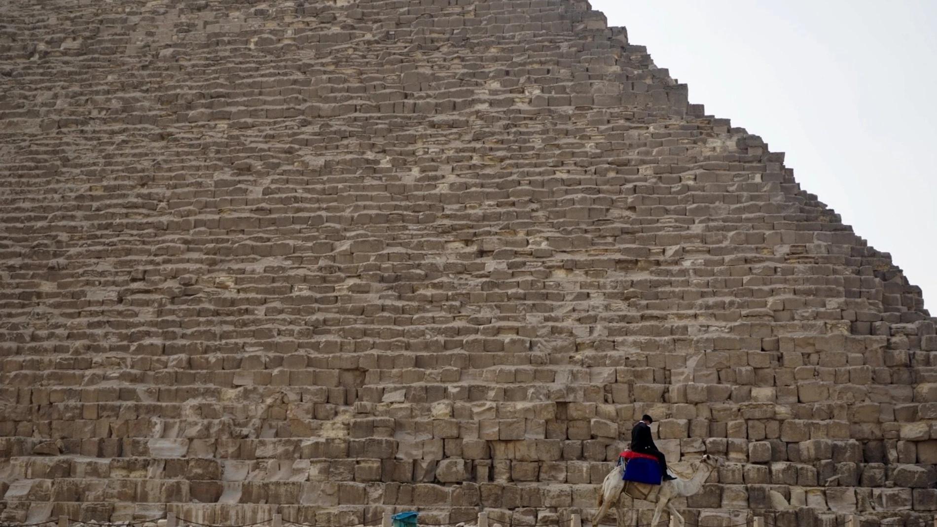 Policía montado en camello en las Pirámides de Guiza.