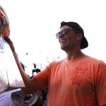 Tom Brady, con el trofeo Vince Lombardi durante la celebración de la conquista de la Súper Bowl