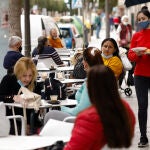 Varias personas en la terraza de un bar, en Alcantarilla, Murcia