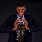 Edy Tavares, con el trofeo de la Copa del Rey que ganó el Real Madrid en la edición de 2020