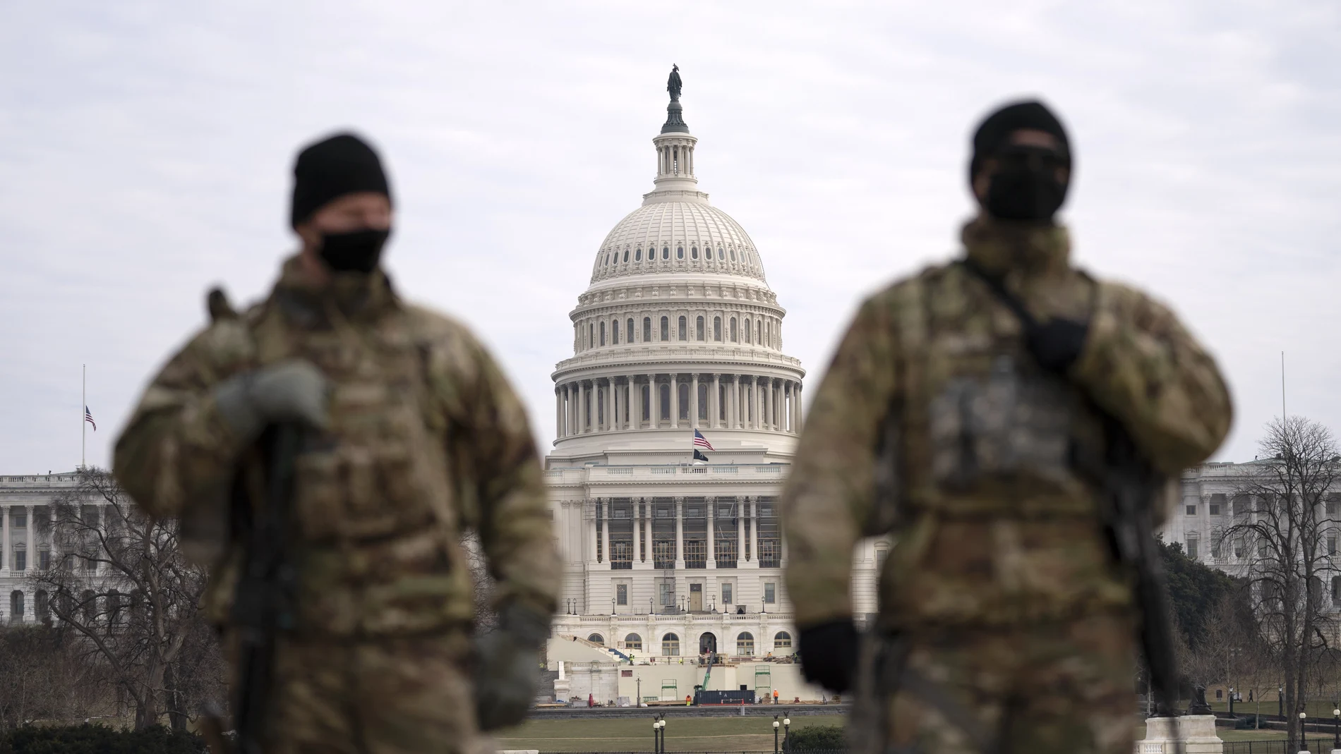 Miembros de la Guardia de la Nacional de Estados Unidos blindan el Capitolio durante el segundo "impeachment"