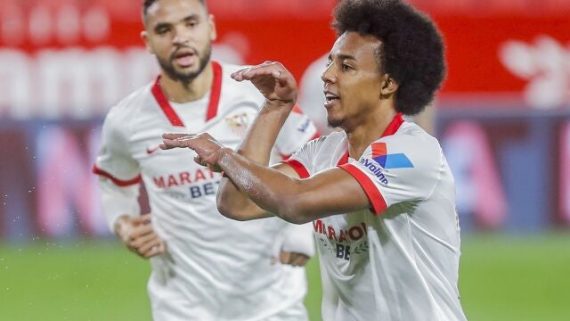 Jules Koundé celebra un gol con el Sevilla.