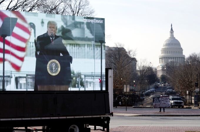 Una pantalla con el discurso de Trump del 6-E y el Capitolio de fondo donde se celebra su juicio