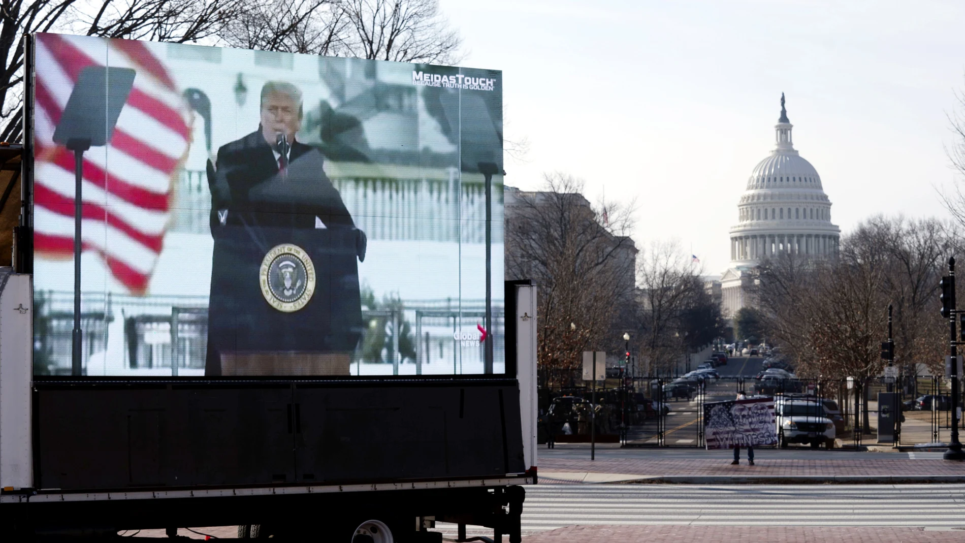 Una pantalla con el discurso de Trump del 6-E y el Capitolio de fondo donde se celebra su juicio