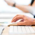 Imagen de una persona utilizando un ordenador