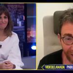 Nuria Roca y Pablo Motos durante la visita de los actores Marta Hazas y Javier Veiga a 'El Hormiguero'