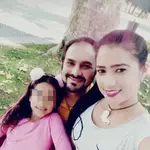 Ernesto Luis Quintero junto a su esposa e hija