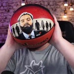 Ibai Llanos, con un balón de baloncesto con su cara impresa en él.