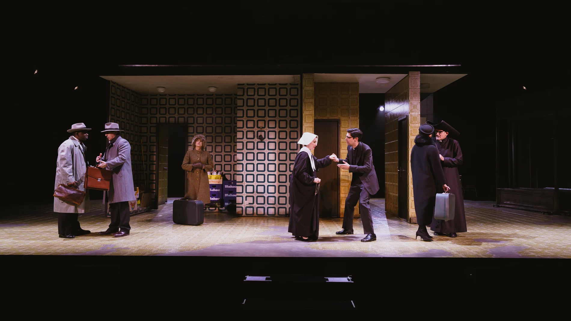 Escena de «El bar que se tragó a todos los españoles», de Alfredo Sanzol.